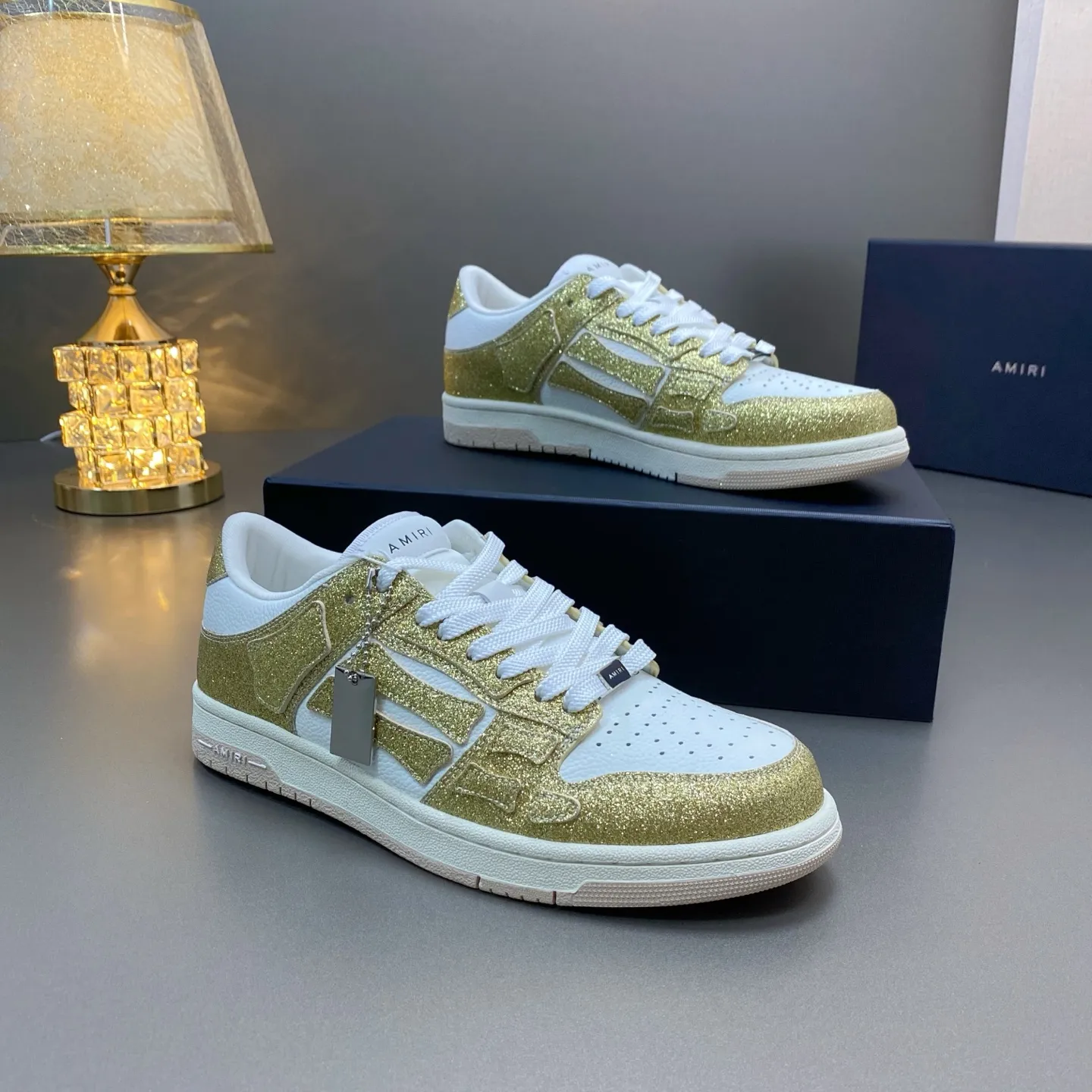 p580🐮🐮AMIRI Couple Style👑 The latest The Pacific Series Couple Style💀🦴Bone Stars Casual Sports Shoes Skateboard Shoes✔️ AMIRI's Pacific shoes are a sneaker that combines luxury and street style. Many celebrities and Internet celebrities have the same style. Its design and workmanship are very exquisite. Made of high-grade cow leather, soft to the touch and highly durable. 💎Fabrics: Original custom imported first-layer cowhide 💎Inner lining: Original customized breathable mesh 💎Foot: Original injection molded one-piece, comfortable, wear-resistant and not tiring for feet 💎Outsole: Original 1:1 molded three-color sole Original outsole 💎Sole thickness: 3CM 💎Size: Female 35-40 Male 39-46 💎Price; Top version 👑Special remarks Remark: (Female size 34 40 . Men's sizes 38 45 46 are customized and cannot be returned or exchanged. Please note when ordering! Thank you🤝🤝